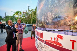 [Ảnh] Du khách tại Điện Biên thích thú với Triển lãm tương tác tranh panorama 