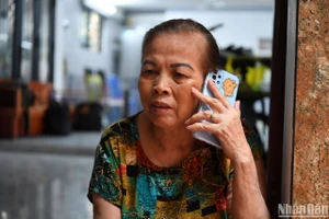 Bà Việt, một nhân chứng kể lại giây phút kinh hoàng vụ cháy Trung Kính. (Ảnh: Thành Đạt)