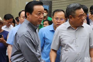 Phó Thủ tướng Trần Hồng Hà trực tiếp có mặt tại hiện trường vụ cháy khiến nhiều người thương vong tại Trung Kính. (Ảnh: SƠN BÁCH)