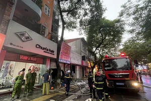 Hiện trường vụ cháy cửa hàng đồ chơi trên phố Tô Hiệu (Cầu Giấy, Hà Nội).