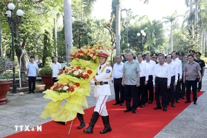 Chủ tịch nước Tô Lâm cùng đoàn công tác dâng hoa tưởng nhớ Chủ tịch Hồ Chí Minh. Ảnh: Nhan Sáng/TTXVN