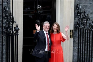 Tân Thủ tướng Anh Keir Starmer (trái) cùng phu nhân tại tòa nhà số 10 phố Dowing, ngày 5/7/2024. Ảnh: THX/TTXVN