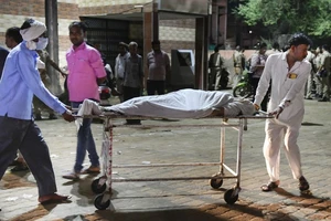 Chuyển thi thể nạn nhân thiệt mạng trong vụ giẫm đạp tại Hathras, bang Uttar Pradesh, Ấn Độ, ngày 3/7/2024. (Ảnh: THX/TTXVN)