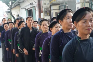Đoàn 45 người dân tộc Tày từ thành phố Lào Cai tới Lại Đà (Đông Anh, Hà Nội) để viếng Tổng Bí thư Nguyễn Phú Trọng. (Ảnh: Hoàng Anh)