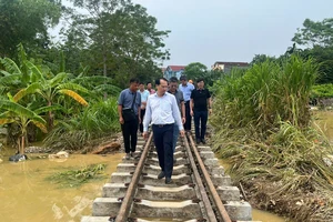 Ông Trần Anh Tuấn, Phó Tổng Giám Đốc Tổng Công ty đường sắt Việt Nam kiểm tra hiện trạng và công tác khắc phục sự cố tuyến đường sắt Yên Viên-Lào Cai sau bão số 3.