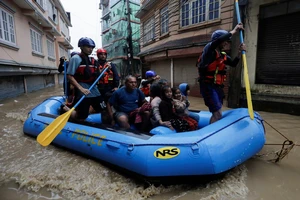 Lực lượng cứu hộ tại Kathmandu dùng thuyền hơi tiếp cận, giải cứu những người mắc kẹt. (Ảnh: Reuters)