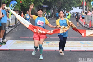 Khoảnh khắc vận động viên khiếm thị về đích trong giải chạy bộ Run For Love 2024.