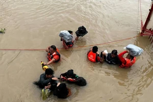 Lực lượng bảo vệ bờ biển Philippines sơ tán người dân sau khi nước lũ dâng cao tại Camarines Sur, Philippines. (Ảnh: Reuters)