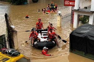 Cứu hộ, cứu nạn người dân trong bão Trami tại Philippines. (Ảnh: Reuters)