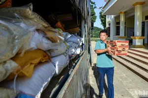 Ông Dương Thanh Hải, Bí thư Chi bộ thôn Ninh Thuận, xã Nga Quán, Yên Bái vận chuyển hàng cứu trợ lên xe. (Ảnh: THÀNH ĐẠT)