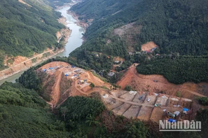 Ngôi làng mới Kho Vàng tựa như một ruộng bậc thang 8 tầng nhìn thẳng ra dòng sông Chảy. Từ đây, hy vọng vào tương lai đang được mở ra với những người dân chịu ảnh hưởng của bão lũ...