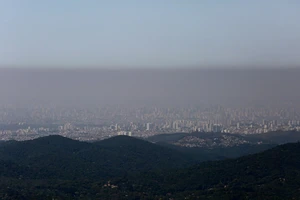 Các tòa nhà ở thành phố Sao Paulo (Brazil) chìm trong sương mù do ô nhiễm. (Ảnh: Reuters)