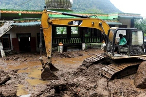 Nỗ lực tìm kiếm các nạn nhân vụ lở đất nghiêm trọng tại Bắc Sumatra (Indonesia). (Ảnh: Reuters)