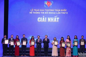 Đồng chí Nguyễn Trọng Nghĩa, Ủy viên Bộ Chính trị, Bí thư Trung ương Đảng, Trưởng Ban Tuyên giáo Trung ương, Trưởng Ban Chỉ đạo Công tác thông tin đối ngoại; đồng chí Bùi Thanh Sơn, Ủy viên Trung ương Đảng, Phó Thủ tướng Chính phủ, Bộ trưởng Ngoại giao trao giải Nhất cho các tác giả/nhóm tác giả đoạt giải. 