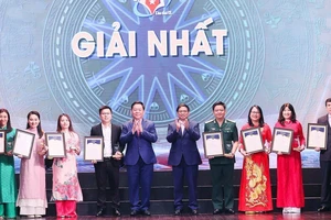 Đại diện Lãnh đạo Đảng, Nhà nước trao giải Nhất cho các tác phẩm đạt giải Nhất tại Giải thưởng toàn quốc về thông tin đối ngoại lần thứ IX. (Ảnh: nhandan.vn)