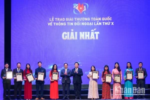 Đồng chí Nguyễn Trọng Nghĩa, Ủy viên Bộ Chính trị, Bí thư Trung ương Đảng, Trưởng Ban Tuyên giáo Trung ương, Trưởng Ban Chỉ đạo Công tác thông tin đối ngoại; đồng chí Bùi Thanh Sơn, Ủy viên Trung ương Đảng, Phó Thủ tướng Chính phủ, Bộ trưởng Ngoại giao trao giải Nhất cho các tác giả/nhóm tác giả đoạt giải.