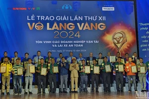 Trao giải “Vô lăng vàng” cho các tập thể, cá nhân đoạt giải.