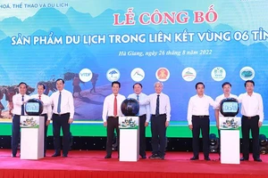 Lãnh đạo Bộ Văn hóa-Thể thao và Du lịch và các tỉnh thực hiện nghi thức công bố sản phẩm liên kết du lịch 6 tỉnh Việt Bắc.