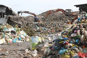 Bãi rác Hòa Phú, huyện Long Hồ, tỉnh Vĩnh Long mỗi ngày tiếp nhận khoảng 350 tấn rác thải, sắp không còn chỗ chứa. 