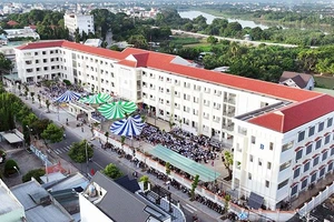 Quang cảnh Lễ khai giảng năm học mới tại Trường trung học phổ thông Nguyễn Trãi (số 3, đường 21/8, thành phố Phan Rang - Tháp Chàm, tỉnh Ninh Thuận) vừa được đầu tư gần 100 tỷ đồng xây dựng và đưa vào sử dụng trong năm học 2022-2023.