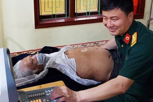 Bác sĩ Nguyễn Xuân Thành siêu âm cho người cao tuổi ở huyện Quảng Ninh, tỉnh Quảng Bình.