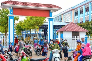 Trường tiểu học Tân Lợi xã hội hóa hơn 282 triệu đồng vừa hoàn trả lại toàn bộ tiền cho cha mẹ học sinh.