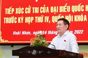 Đồng chí Hồ Đức Phớc báo cáo tại hội nghị tiếp xúc cử tri thị xã Hoài Nhơn, tỉnh Bình Định trước Kỳ họp thứ 4 Quốc hội khóa XV.