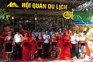 Lãnh đạo tỉnh Hà Giang cắt băng khai trương Hội quán Du lịch Hà Giang.