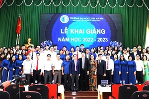 Lãnh đạo Trường đại học Luật Hà Nội và Phân hiệu Trường đại học Luật Hà Nội tại tỉnh Đắk Lắk cùng các đại biểu, giảng viên, sinh viên của Phân hiệu tại lễ khai giảng.