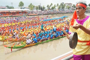 Hoạt động cổ vũ các đội ghe ngo.