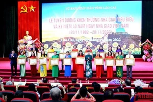 Lãnh đạo Ủy ban nhân dân tỉnh Lào Cai trao Bằng khen của Thủ tướng Chính phủ cho các cá nhân Nhà giáo và cơ sở giáo dục có thành tích xuất sắc trong công tác giáo dục và đào tạo ở Lào Cai.