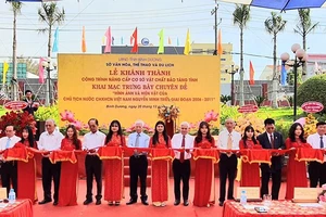 Nguyên Chủ tịch nước Nguyễn Minh Triết và các đại biểu thực hiện nghi thức khánh thành Bảo tàng tỉnh và khai mạc trưng bày chuyên đề.
