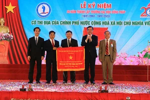 Trường đại học Đồng Tháp đón nhận Cờ thi đua của Thủ tướng Chính phủ.
