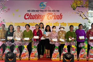 Lãnh đạo Hội Liên hiệp Phụ nữ tỉnh Bến Tre trao quà Tết cho hội viên nghèo, có hoàn cảnh khó khăn trên địa bàn thành phố Bến Tre.