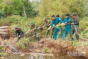 Lực lực lượng công binh tỉnh Trà Vinh tiến hành thu gom quả bom tại xã Long Vĩnh, huyện Duyên Hải.