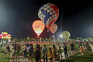 Lễ hội khinh khí cầu quốc tế với chủ đề “Quy Nhơn, Bình Định - Thiên đường biển” đã thu hút đông đảo người dân và du khách tham gia.