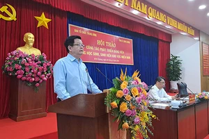 Đồng chí Mai Văn Chính, Ủy viên Trung ương Đảng, Phó Trưởng Ban Thường trực Ban Tổ chức Trung ương phát biểu ý kiến tại hội thảo.