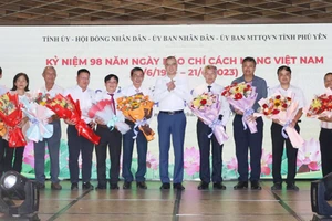 Đồng chí Phạm Đại Dương, Ủy viên Trung ương Đảng, Bí thư Tỉnh ủy, Trưởng Đoàn đại biểu Quốc hội tỉnh Phú Yên tặng hoa chúc mừng các nhà báo.