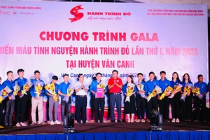 Ông Phan Văn Hiệp - Chủ tịch Hội Chữ thập đỏ huyện Vân Canh, tỉnh Bình Định thông qua Quyết định thành lập Câu lạc bộ “Ngân hàng máu sống” Vân Canh ban đầu với 15 thành viên. 