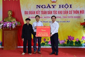 Đồng chí Nguyễn Văn Thể, Ủy viên Trung ương Đảng, Bí thư Đảng ủy Khối các cơ quan Trung ương trao quà tặng nhân dân thôn Mới.