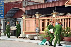 Lực lượng Công an huyện Kim Sơn phối hợp chính quyền địa phương giải tỏa vi phạm hành lang an toàn giao thông trên địa bàn. (Ảnh: Kiều Ân)