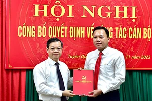 Đồng chí Nguyễn Văn Sơn, Chủ tịch Ủy ban nhân dân tỉnh trao Quyết định của Ban Thường vụ Tỉnh ủy cho cho đồng chí Trần Viết Cương.