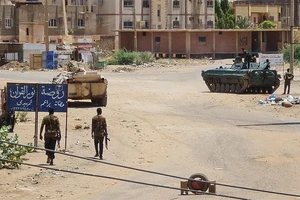 Quân đội Sudan gác trên một đường phố ở thủ đô Khartoum, ngày 6/5/2023. (Ảnh: AFP/TTXVN)