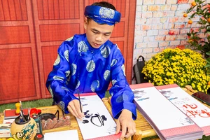Khai bút đầu năm, phong tục truyền thống của người Việt Nam mỗi dịp Tết đến Xuân về.