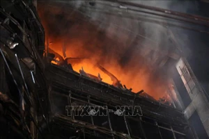 Hiện trường vụ hỏa hoạn thiêu rụi tòa nhà cao tầng ở thủ đô Dhaka, Bangladesh ngày 29/2/2024. Ảnh: THX/TTXVN