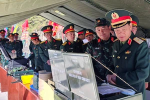 Thiếu tướng Đỗ Minh Xương, Giám đốc Học viện Lục quân kiểm tra bộ dụng cụ huấn luyện kỹ thuật tại lễ ra quân huấn luyện năm 2024.