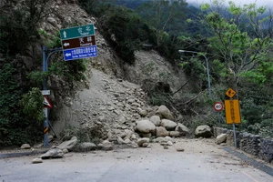 Toàn cảnh con đường tại huyện Hoa Liên, Đài Loan (Trung Quốc) bị đất đá chặn ngang sau trận động đất ngày 3/4/2024. (Ảnh: Reuters)