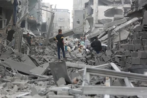 Cảnh đổ nát sau không kích của Israel xuống trại tị nạn Maghazi ở Dải Gaza, ngày 4/4. (Ảnh: THX/TTXVN)