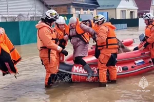 Lực lượng cứu hộ sơ tán người dân khỏi khu vực ngập lụt do vỡ đập tại tỉnh Orenburg, Nga ngày 6/4/2024. Ảnh: AFP/TTXVN