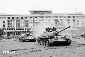 Sáng 30/4/1975, từ khắp mọi hướng, hàng trăm xe tăng, xe thiết giáp cùng bộ binh đồng loạt thẳng tiến Phủ Tổng thống Ngụy quyền Sài Gòn, giải phóng Sài Gòn. Chiến thắng 30/4 là một trong những mốc son chói lọi nhất trong lịch sử dựng nước và giữ nước của dân tộc ta. (Ảnh: MAI HƯỞNG/TTXVN)